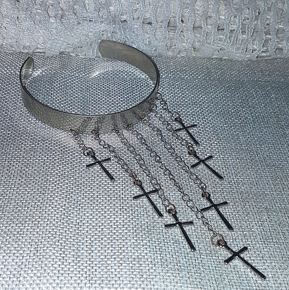 Cross dangled upper arm cuff